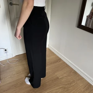 Raka kostymbyxor  - Superfina kostymbyxor med hög midja, använda fåtalet gånger!🤍