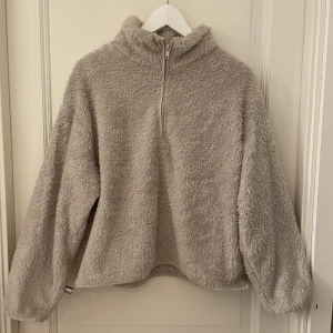 tröja - världens mysigaste flufftröja som jag köpte på h&m för något år sedan. perfekt nu till hösten😊