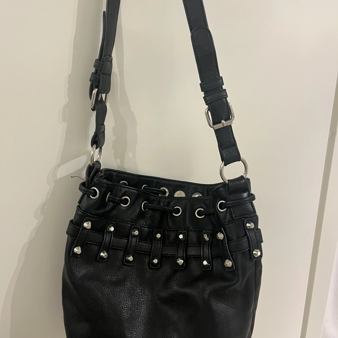 Väska med nitar på - 91