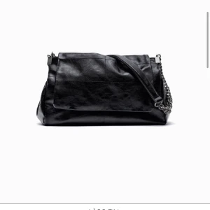 Väska  - En superfin och stor rymlig väska från Zara, säljer pågrund av att jag har köpt en annan som jag tycker bättre om! (Helt oanvänd) 