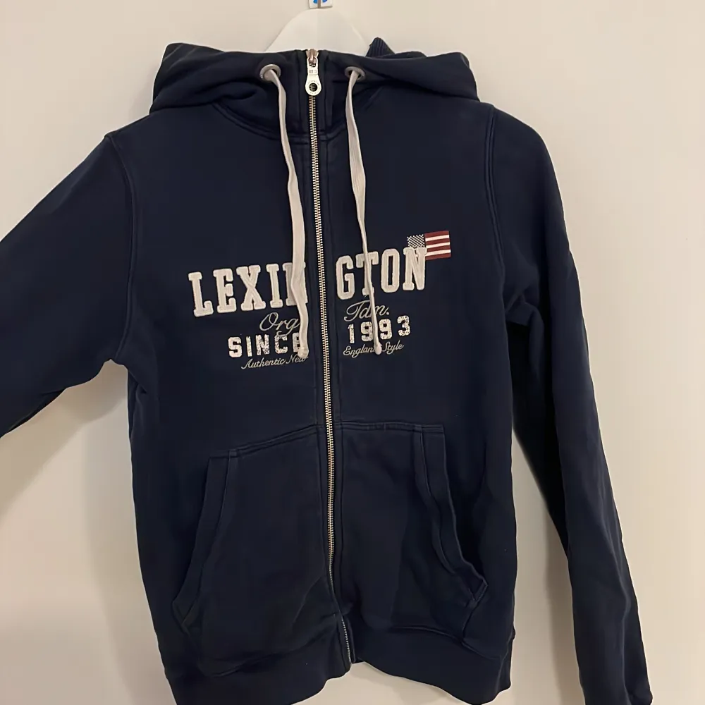 En blå tjocktröja från Lexington💙I storlek S. Hoodies.