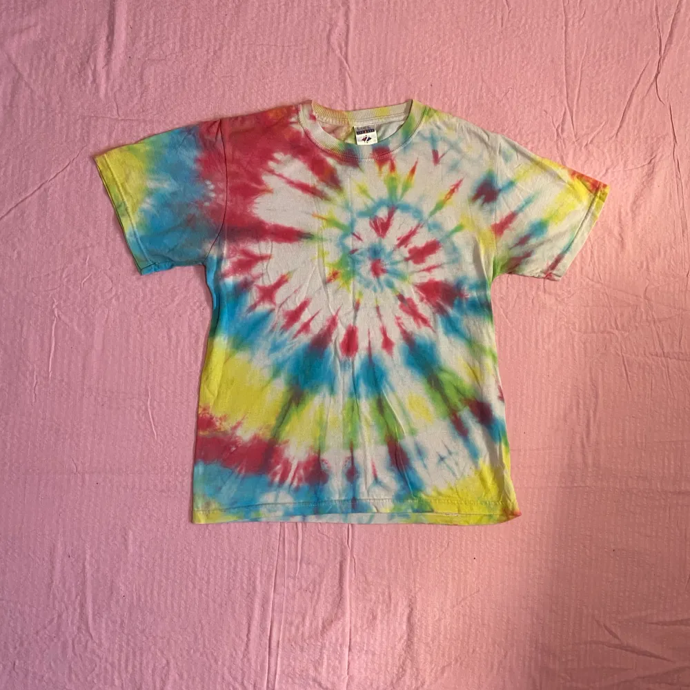 Super fin tie-dye tröja köpt på Beyond Retro. Jättefina färger och skulle vara superfin med en långärmad vit t-shirt under. Storlek S men sitter lite oversized. :)❤️. T-shirts.