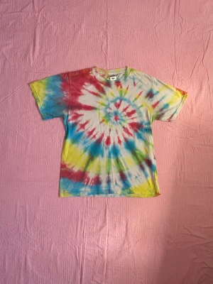 Tie-dye tröja - Super fin tie-dye tröja köpt på Beyond Retro. Jättefina färger och skulle vara superfin med en långärmad vit t-shirt under. Storlek S men sitter lite oversized. :)❤️