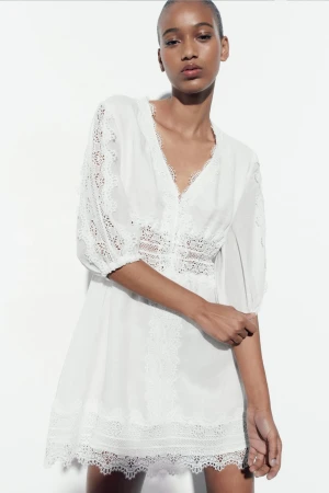 Vit zaraklänning - SUPERFIN klänning från zara som jag köpte och inte hann lämna tillbaka då jag ångrade mig. Den är aldrig använd och prislappen är kvar. Pris kan diskuteras. Nypris: 559 kr. Skriv för egna bilder💗