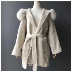 Pälskappa xs - Krämvit pälskappa i strl xs, äkta päls som är avtagbar. Fint skick & kemtvättad. Pälsen är i nyskick då jag aldrig haft den på ute. Har en liten mörk fläck (se bild 3) på vänsterarmen men syns knappt. Skriv för fler bilder!