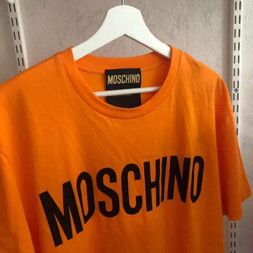 Moschino Tshirt Strl 54 Skick 10/10, helt ny Nypris: 1500 kr  Kom PM för mer information . T-shirts.