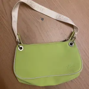 Grön väska från Lacoste. Inga defekter utan är i toppskick samt kvalitet 🥰 limited edition