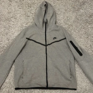 Nike tech flecce grå  - Bra sick använd några gånger.