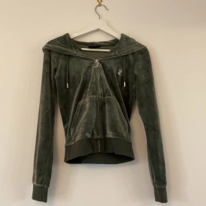 Juicy Couture - Grön Juicy tröja använd runt tre gånger, inte några fläckar eller hål. Köparen står för frakte. Inga returer.