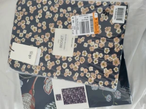 Två pack NYA sängkläder - Två pack helt oöppnade påslakanset som jag inte kommer ha någon användning av. Måtten är: påslakan: 150x210cm på båda samt örngott: 50x60cm på båda.  Säljes endast båda tillsammans.  