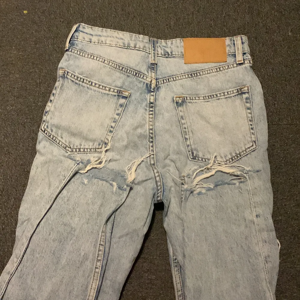 Fina håliga jeans från H&M. Jeans & Byxor.