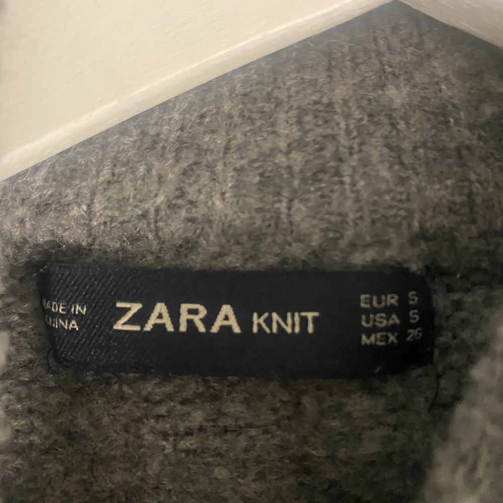 Säljer denna stickade tröja från Zara. Köpt här på Plick. Jättefin till höst!🤍 säljs pågrund av ingen användning. Fint skick!. Stickat.