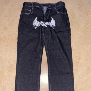 Svarta Jeans - Jag säljer mitt nya par jeans för att de är stora runt hällarna. Jag har vanligtvis 30/34. Dessutom fungerar de perfekt med bälten.