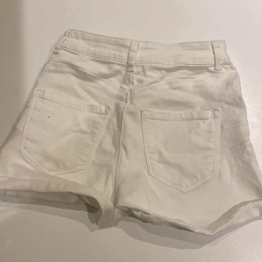 Ett par vita shorts. Vet inte var de är ifrån. Super bra skick. Skriv för fler frågor💓💓. Shorts.
