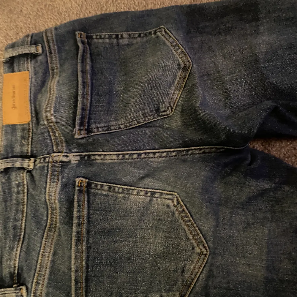Jag säljer mina Lågmidjade jeans som passar mig bra som är 170cm säljer pga av att jag inte använder dom ofta. Jeans & Byxor.