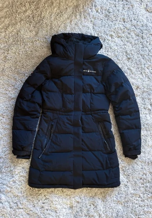 Sail Racing Vinterjacka - Drift Parka - Sail Racing vinterjacka i strl S. Slitage finns dock inget som är märkbart eller inte kan åtgärdas.   Nypris: 5.500:- köpt på Sail Racing butiken i Frölunda Torg några år sedan.