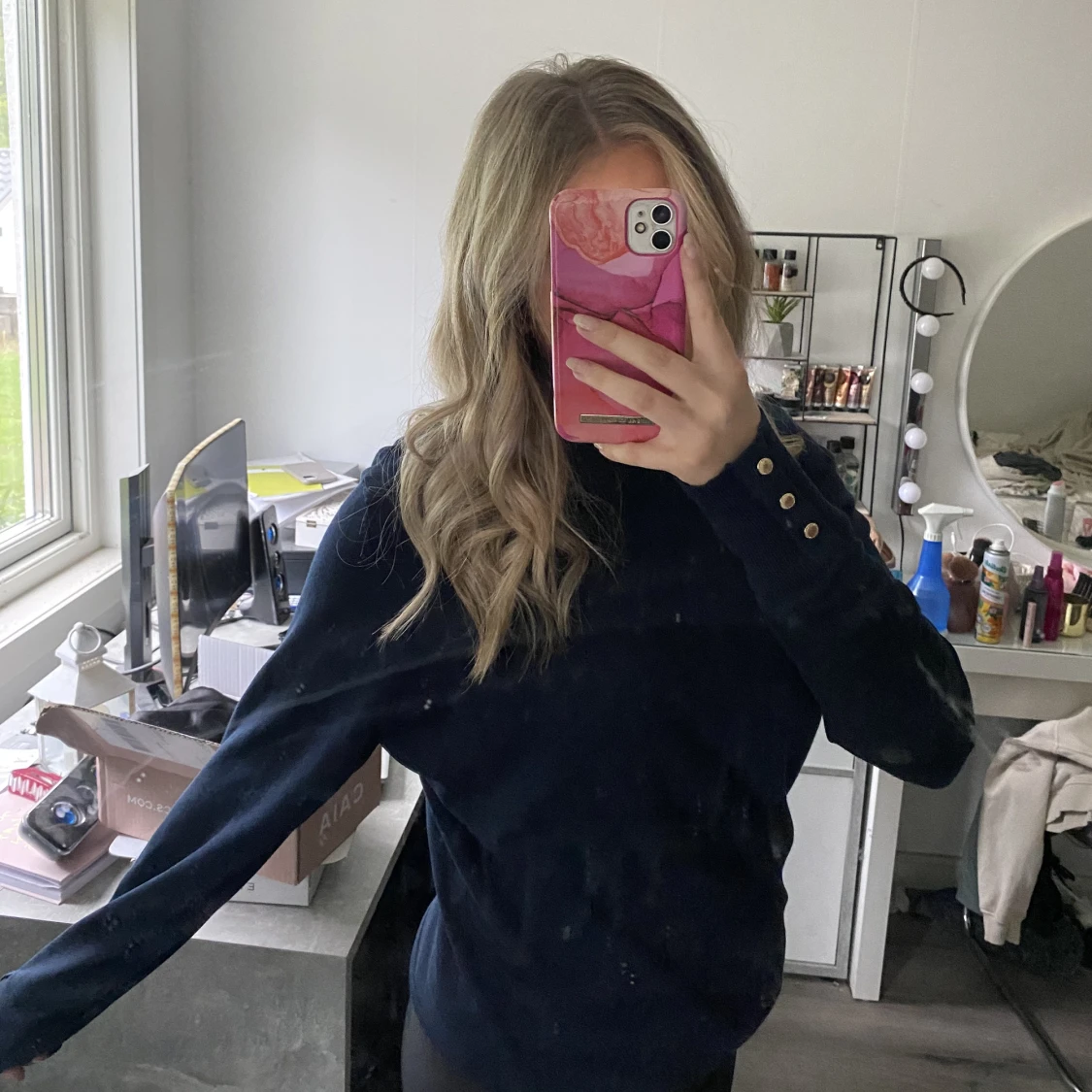 Fin marinblå tröja med guldknappar