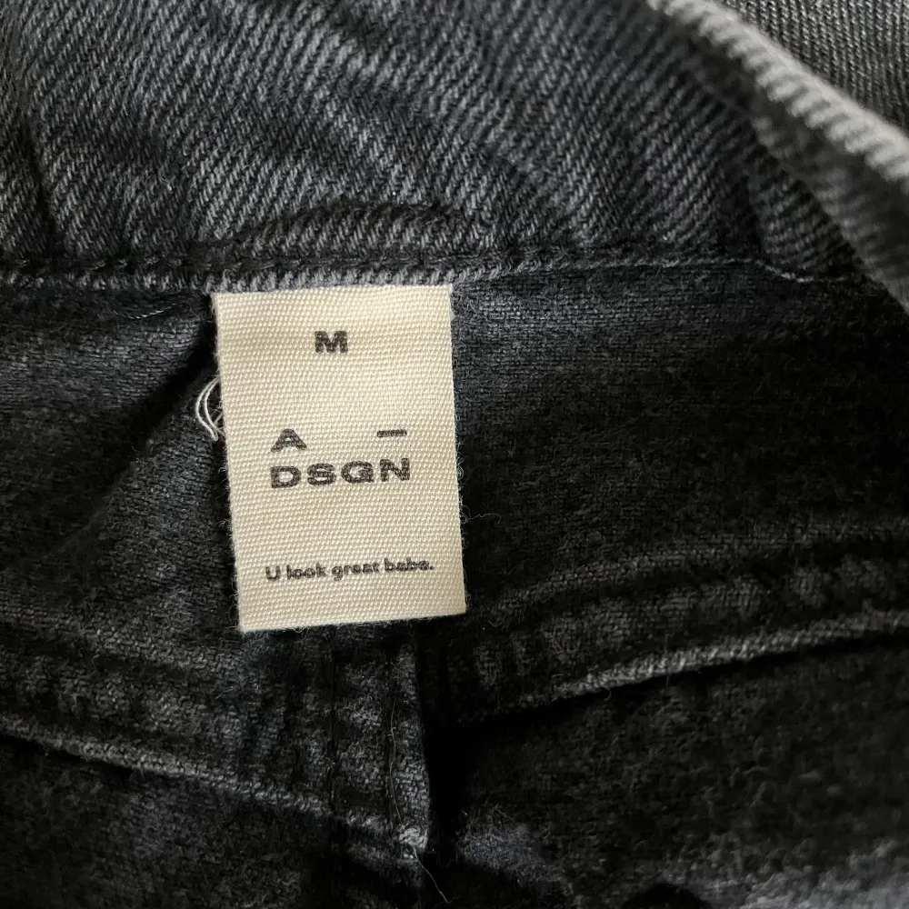 Säljer dessa A-Dsgn (Alice Stenlöf) högmidjade grå jeans, size M, långa i benen. Finns inte att köpa längre. Använda 1 gång, skriv för fler bilder❤️‍🔥 (jag är 175cm lång). Jeans & Byxor.