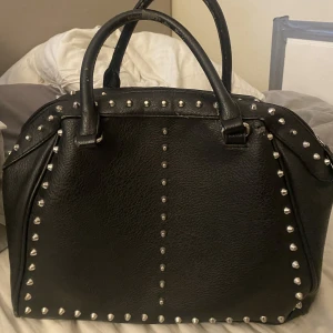 Väska med nitar - En jätte fin väska från h&m 😍🩷 priset är pågrund av att skinnet på väskan har låsnat lite, fler bilder på det går att fixa🥰