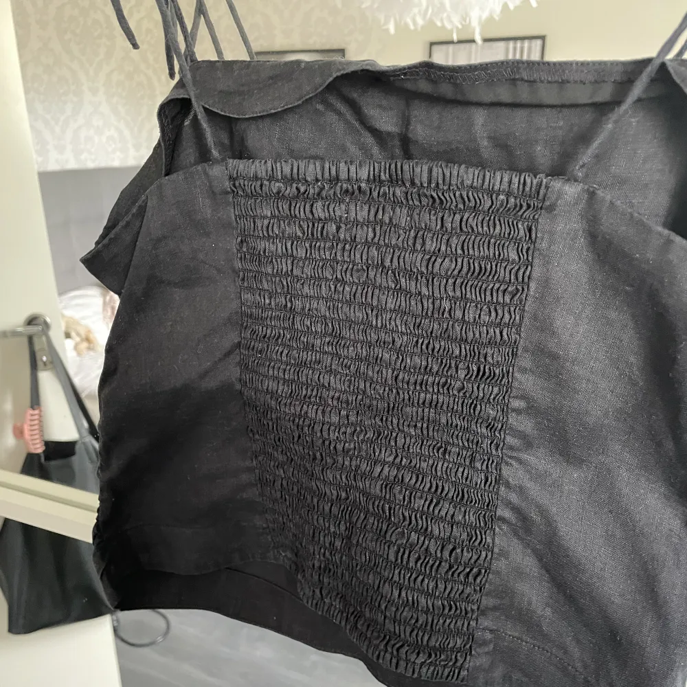 Ett svart jättefint linne från H&M i linne material. Strl M. Flitigt använd men i fint skick utan täcken på slitage.  Köparen står för priset + frakten🖤. Toppar.