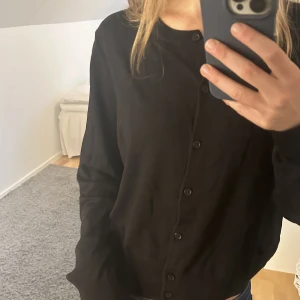 Svart kofta  - Svart bekväm kofta i stl S. I nyskick och passar till allt! 