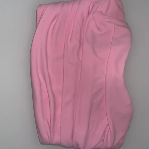 Rosa topp - Rosa topp ifrån Zara🩷 Superfin men är för stor för mig, passar någon i storlek S, kanske en mindre M. Priset kan diskuteras vid snabb affär!