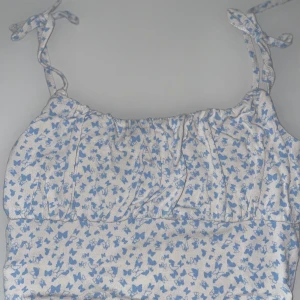 Blå fjärilstopp - Jättesöt topp från New Yorker som knyts vid banden, det är fjärilar som mönster 🦋 Priset kan diskuteras vid snabb affär, använd fåtal gånger!