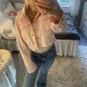 Jeans jacka - endast testad så i fint skick!! säljer för att den inte är min stil💓💓 