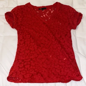 Blus  - Säljer denna jättefina blus från maje! Den är i nyskick och har ett rött spetsmönster💕