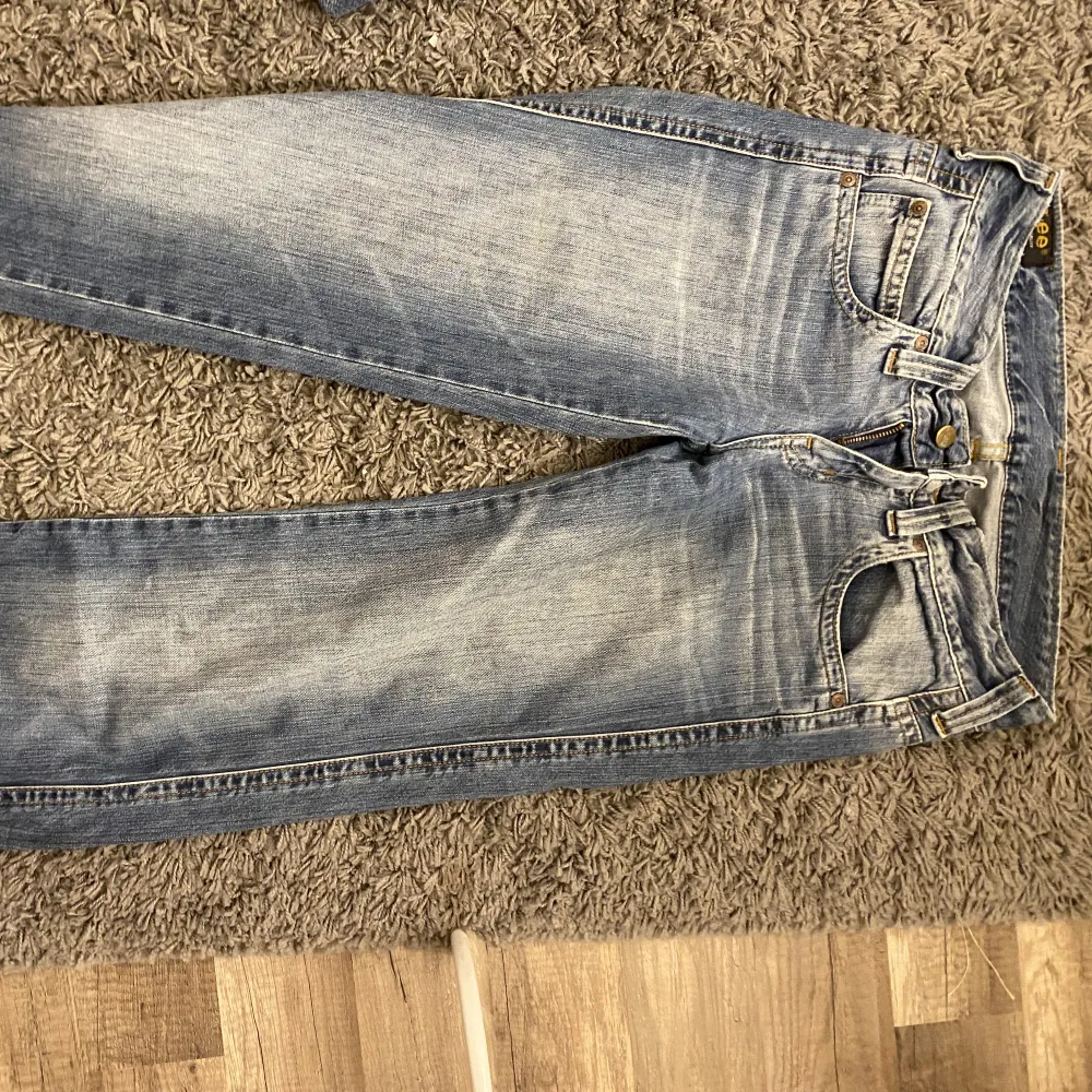 Säljer dessa otroligt snygga jeans för att de är förstora för mig!🫶🏼💞. Jeans & Byxor.