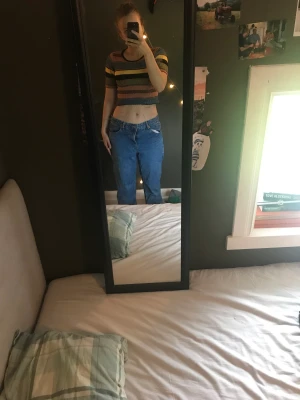 Färgglad topp  - Snygg topp påminner lite om stickad väl använd men inga tecken på slitage 