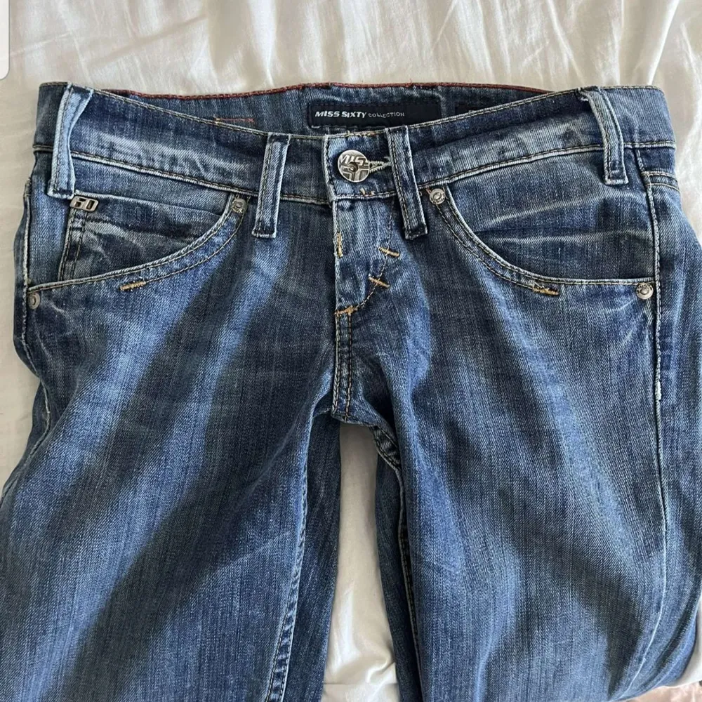 Säljer mina low waist miss sixty jeans då dom blivit försmå. Midjemåttet 38. Innebenslängd 77💕. Jeans & Byxor.