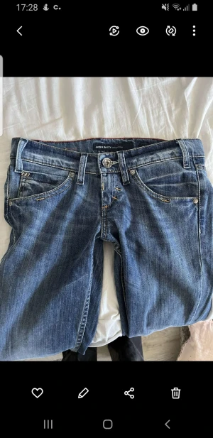 Low waist jeans - Säljer mina low waist miss sixty jeans då dom blivit försmå. Midjemåttet 38. Innebenslängd 77💕