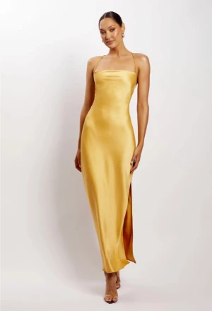 Meshki klänning  - Super fin klänning senapsgul.  Helt orörd, ligger kvar i förpackningen. 