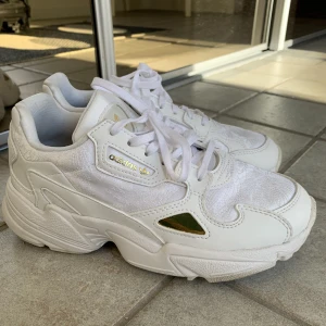 Adidas Falcon - Knappt använda, bara stått i garderoben  Storlek 36 Säljes för 400 + frakt