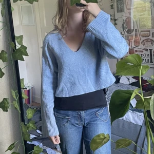 Blå stickad tröja - Ljusblå stickad tröja croppad