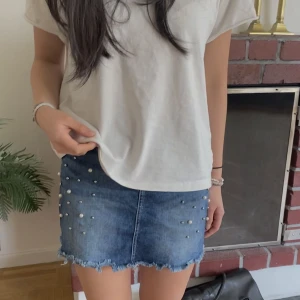 Jeanskjol - Säljer en super gullig blå jeanskjol med pärlor 🐚