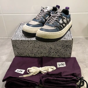 Eytys skor storlek 43 - Tjena! Säljer nu mina riktigt feta eytys skor då dom inte kommer till användning. Väldigt fint skick, endast smutsiga men har inte tvättats än. Säljes för 1000 men är öppen för bud!