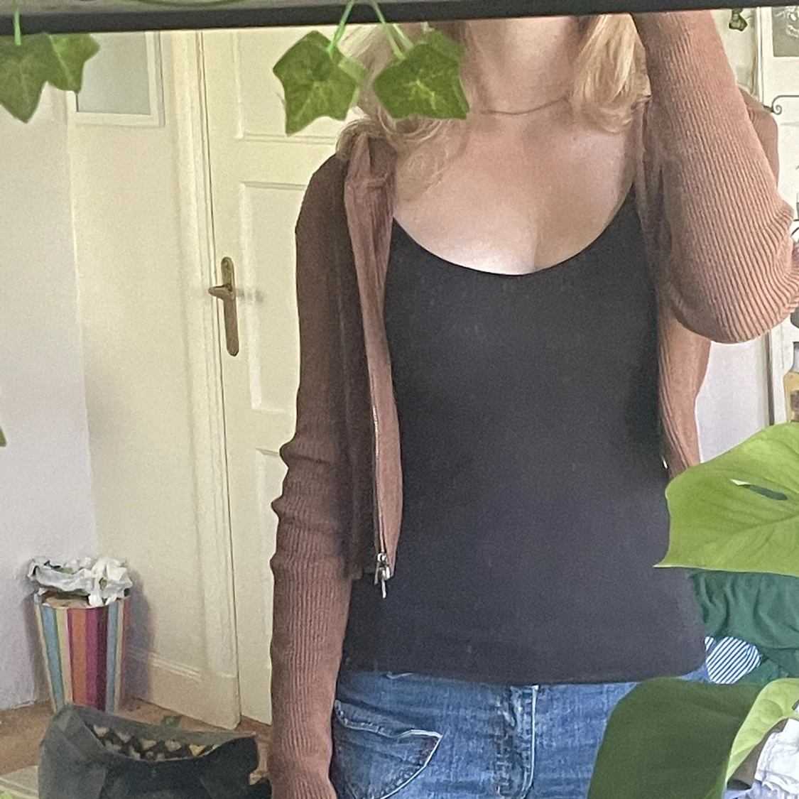 Brun kofta med dragkedja och luva