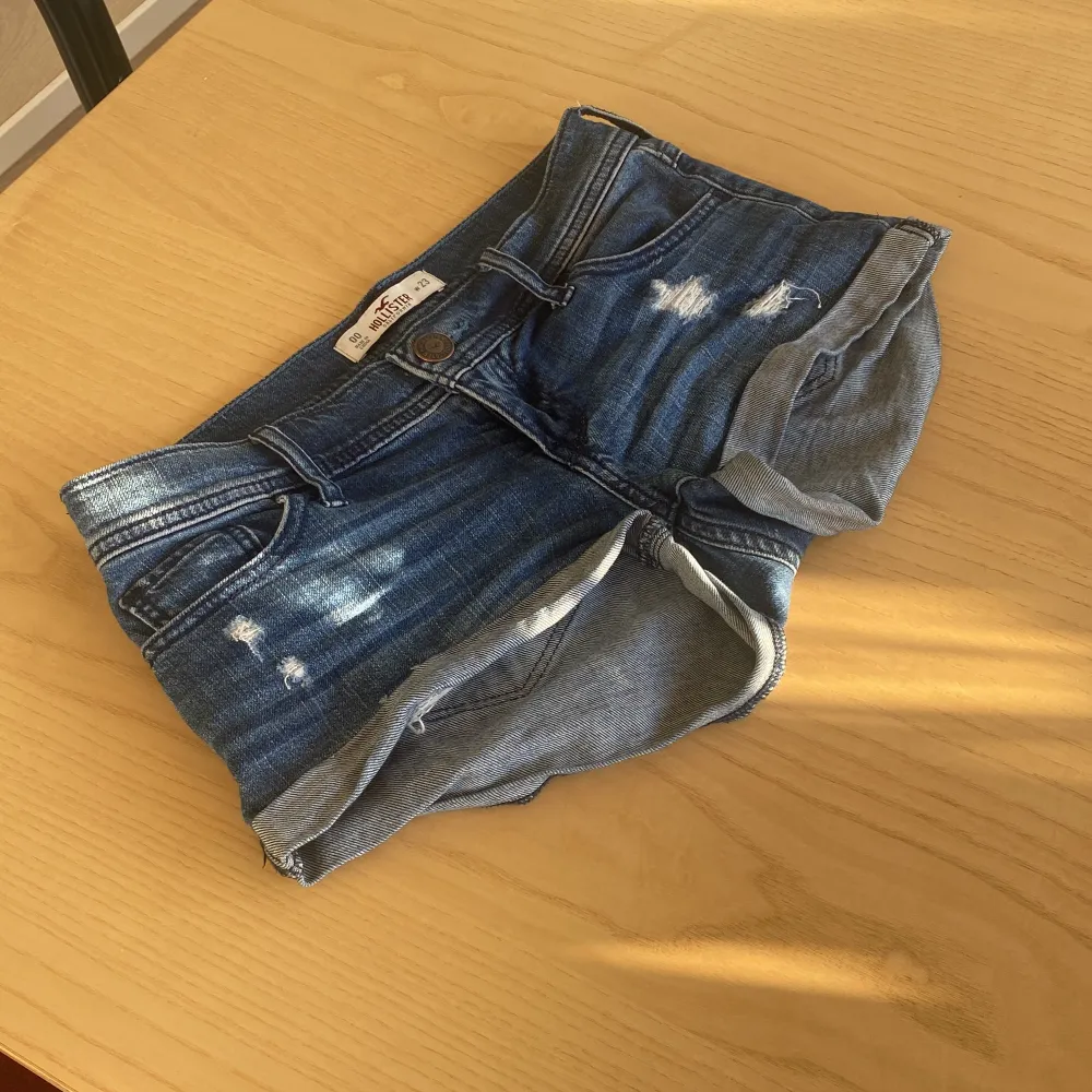 Ett par lågmidjade jeans shorts. Snyggt slitna, i skönt stretch material. . Shorts.