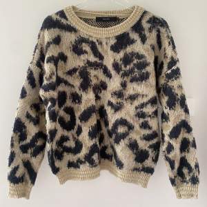 En jättefin leopardmönstrad stickad tröja ifrån vero moda! Strl XL men passar även S, M och L beroende på önskad passform. Perfekt nu till hösten🐆