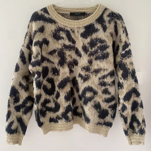 Leopardmönstrad stickad tröja  - En jättefin leopardmönstrad stickad tröja ifrån vero moda! Strl XL men passar även S, M och L beroende på önskad passform. Perfekt nu till hösten🐆