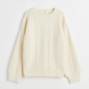 Stickad tröja - En jättefin vit/beige stickad tröja som tyvärr inte kommer till användning. Den är helt oanvänd och slutsåld. 