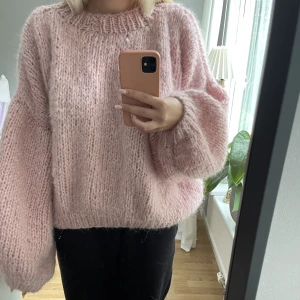 stickad tröja 🩷 - Säljer denna tröja jag stickat själv. Den är lite stor i armarna💓