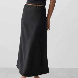 Satinkjol GinaTricot - Satinkjol från GinaTricot som är slutsåld på hemsidan. 250 + frakt 54kr💞