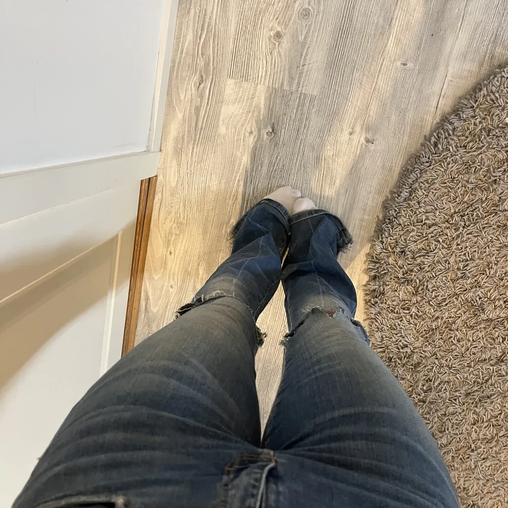 Bootcut jeans från zara med hål❤️‍🔥. Jeans & Byxor.