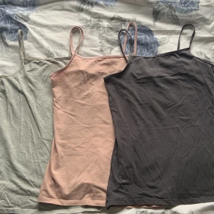 3 pack linnen - 3 stycket linnen, rosa, ljusgrå och mörkgrå. Har haft dessa ganska länge men dock inte använda på kankse lite över 2 år. Känner att de inte kommer till användning längre. De är jätte söta och basic linnen från H&M.😊  Skriv privat om ni vill ha bild med de