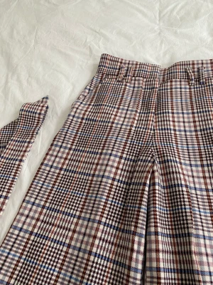 Byxor från H&M - Fina byxor från H&M som en gång var min favo. Men det är dags att släppa taget. Använt flera ggr såklart, men i mycket bra skick!   Säg till om fler bilder📸  Kan mötas upp i Uppsala annars står köparen för frakten✨