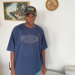 Vintage Oversized Nike T-shirt  - Oversized blue Nike T-shirt/ sweater I would say it is more of a sweater as it is quite heavy. The body is 80% cotton and 20% polyester. Size is XL so suits perfectly for an oversized fit. 