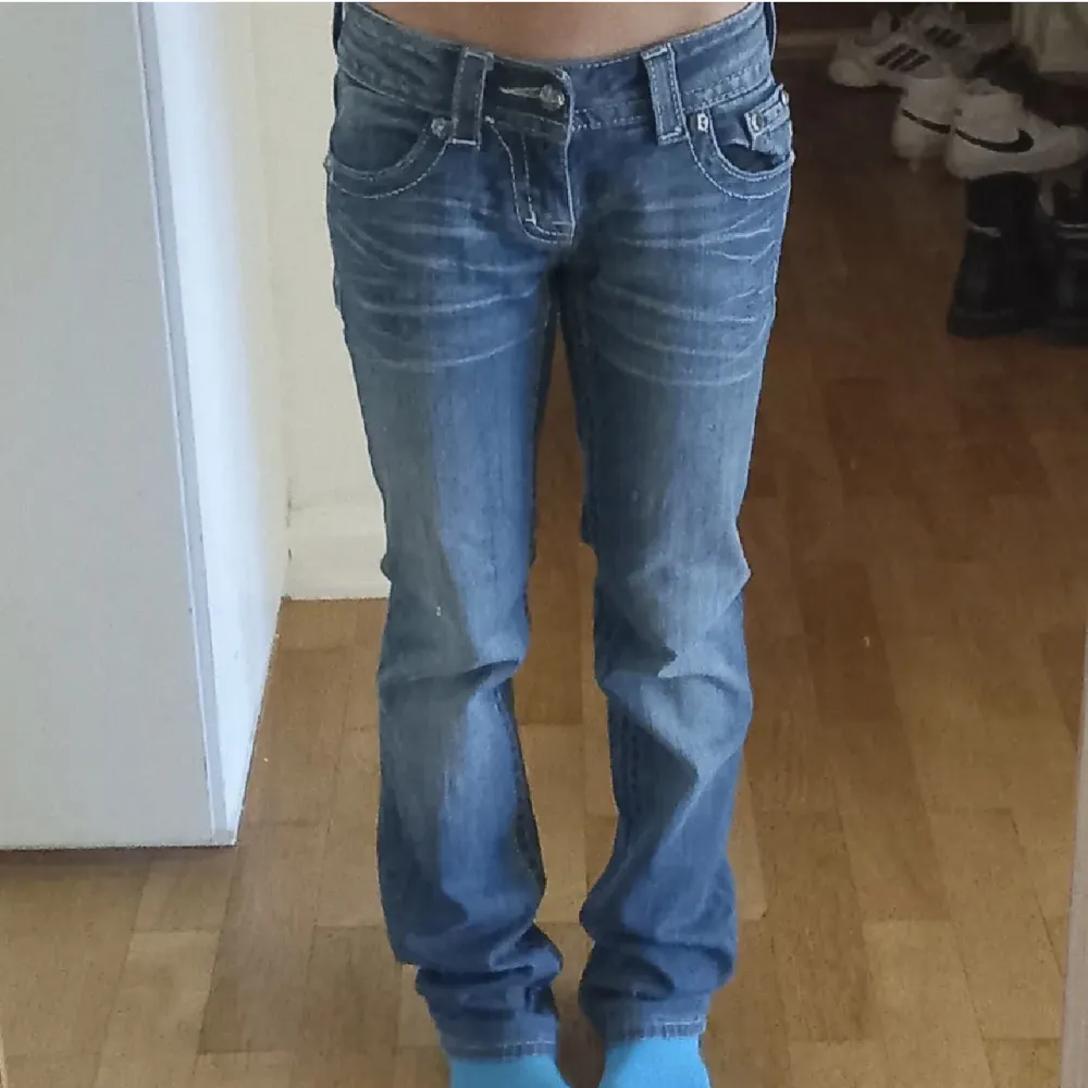 Fina lågmidjade miss me jeans som är köpta på plick men var tyvärr för korta i benen för mig. Tagen bild från första säljaren. Byxlängd ca 98. Jeans & Byxor.